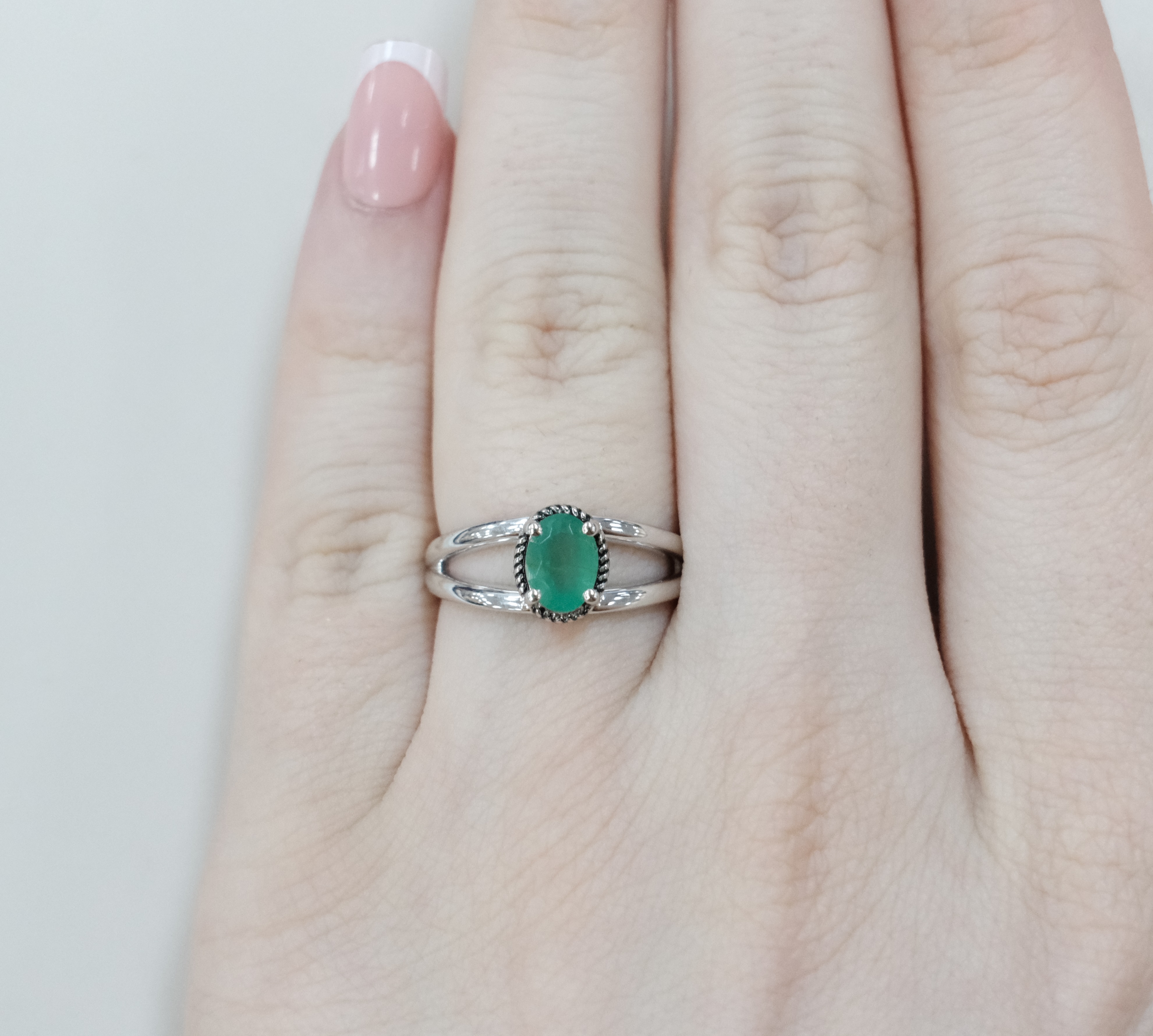 Серебряное кольцо с изумрудом